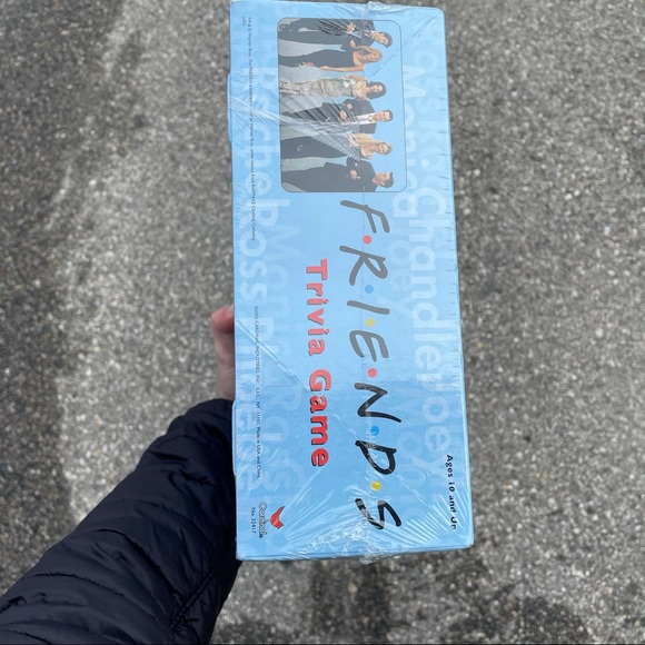 ❤️NWT Friends trivia game! - Picture 4 of 6